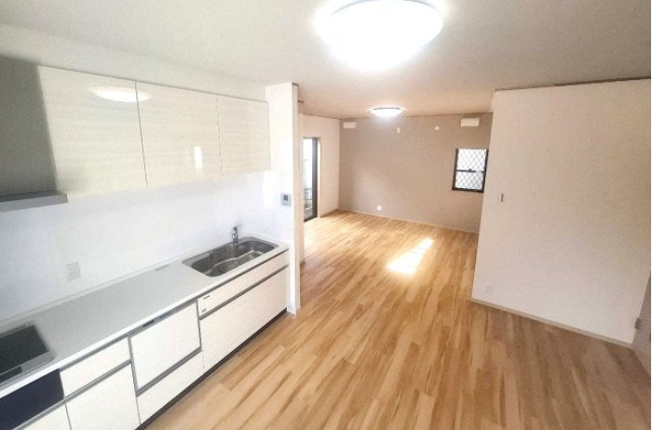 【居間・リビング】 | 堺市北区金岡町　中古戸建 | 食事を楽しむダイニング、ご家族で寛ぐリビングと空間設計がしやすく、それぞれが好きなことをしながらお互いを感じられます。