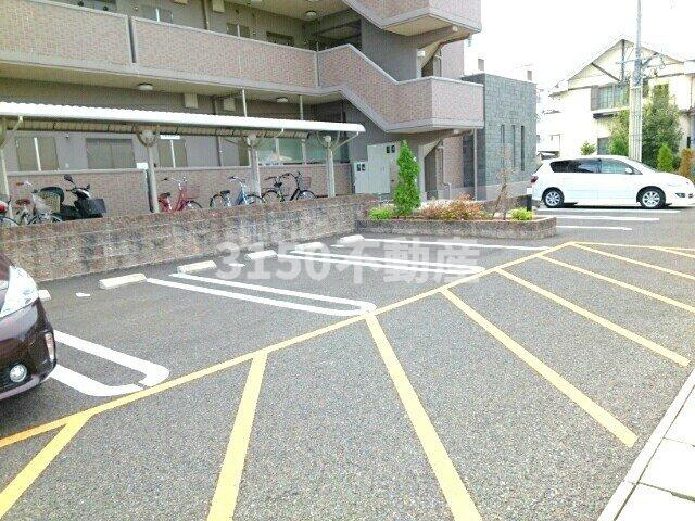 メルヴェーユの駐車場|駐車場に車を止められます