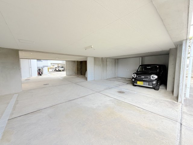 ロワールマンション周船寺の駐車場