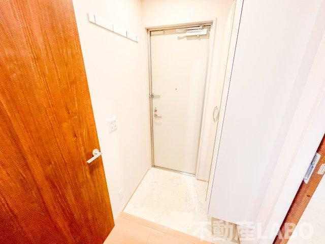 プティ ルピナスの玄関