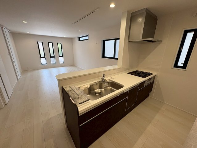 須磨区緑が丘２丁目　新築戸建て　B号地のキッチン|コンパクトなキッチンで掃除もラクラク