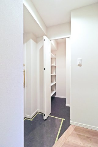 レクシオシティ高円寺の玄関|レクシオシティ高円寺：玄関にはシューズインクローゼットがあり靴もスッキリ収納可能です！