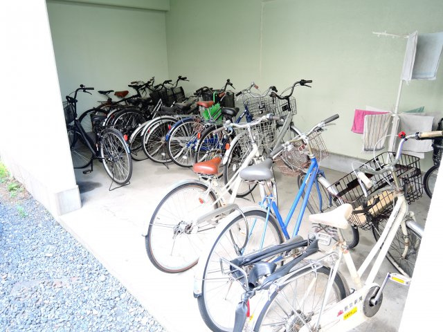 高槻市芥川町１丁目の賃貸マンションの駐車場