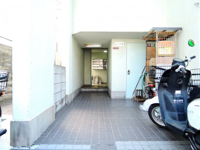 高槻市芥川町１丁目の賃貸マンションのエントランス