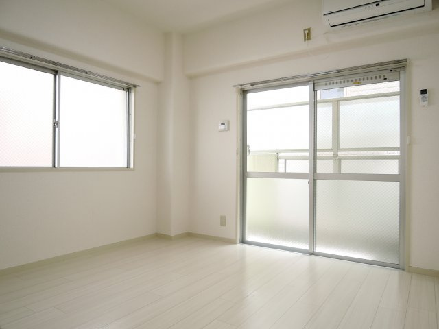 高槻市芥川町１丁目の賃貸マンションの洋室