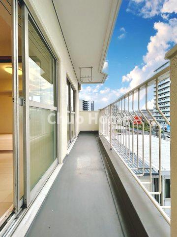 白鳥ダイヤモンドマンションのバルコニー|【バルコニー】幅もあって、奥行きもあるゆとりのバルコニー。洗濯物を干したり乾かしたりだけでなく、ただ出てみるだけでも気持ちいいですよ。