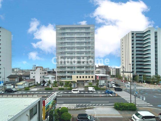 白鳥ダイヤモンドマンションの展望|手を伸ばせば、ふれることが出来そうな環境が、そのままインテリアになったような印象です。その豊かな眺望にふさわしい空間には、通風・採光にも優れ、心地よい光と風があふれています