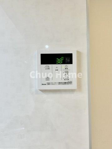 白鳥ダイヤモンドマンションの発電・温水設備|【給湯リモコン】外での一日を忘れさせてくれるオートバス機能でお好みの湯量・温度に調整された浴槽。