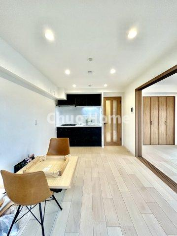 白鳥ダイヤモンドマンションの居間・リビング|【リビングダイニング】一日の中で多くの時間を過すことになるリビングダイニングだからこそ、いつも穏やかな空間であることが必然。爽やかな通風と採光を存分に感じる事が出来る空間です。