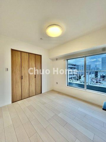 白鳥ダイヤモンドマンションの寝室|【寝室】心と体をゆったりと安らげる主寝室。寝室のゆとりが大きい分だけ、暮らしの安らぎは深まります。一日の疲れを癒すだけでなく、ご夫婦の親密な語らいを紡ぎ出します