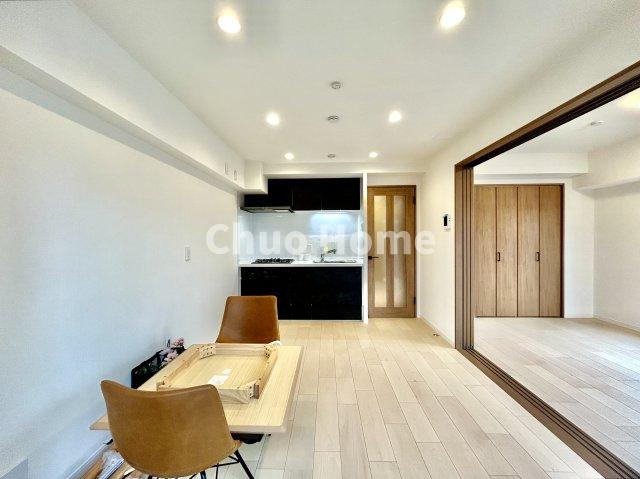 白鳥ダイヤモンドマンションの居間・リビング|【居間・リビング】「ＬＤＫは家族団らんをデザイン」広いＬＤＫでは家族が集まり一緒の時間を過ごせる工夫がされております。何気ない一日の当たり前のひとコマがいつか一生の宝物になります