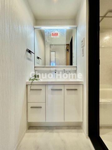 白鳥ダイヤモンドマンションの独立洗面台|【洗面化粧台】洗面化粧台には三面鏡を採用。身だしなみを整えやすい事はもちろんですが、鏡の後ろに収納スペースを設ける事により、散らかりやすい洗面スペースをすっきりさせる事が出来るのも嬉しいですね