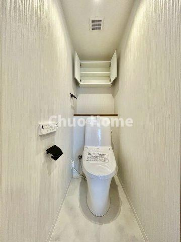 白鳥ダイヤモンドマンションのトイレ|【トイレ】 収納スペースをしっかりと確保した温水洗浄便座機能付きトイレ。温水洗浄便座は清潔にお使いいただくための大切なアイテムです。
