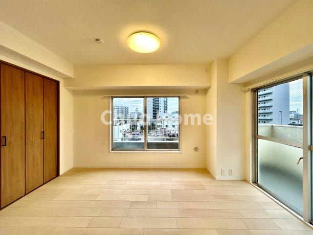 白鳥ダイヤモンドマンションの洋室|【洋室】快適に過ごす条件は、一人ひとり違います。だからこそ飾り過ぎないシンプルな内装と偏り過ぎないデザインで統一しております。居住していく中でオーナー様だけの【マイホーム】に創り上げて下さい
