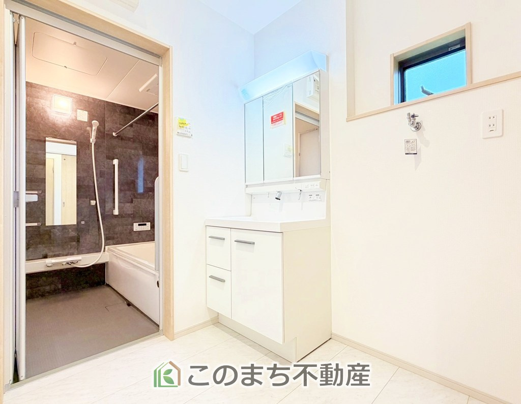 いろどりアイタウン那須塩原市埼玉23-P1の独立洗面台|収納豊富な3面鏡の洗面台にはハンドシャワー完備です
