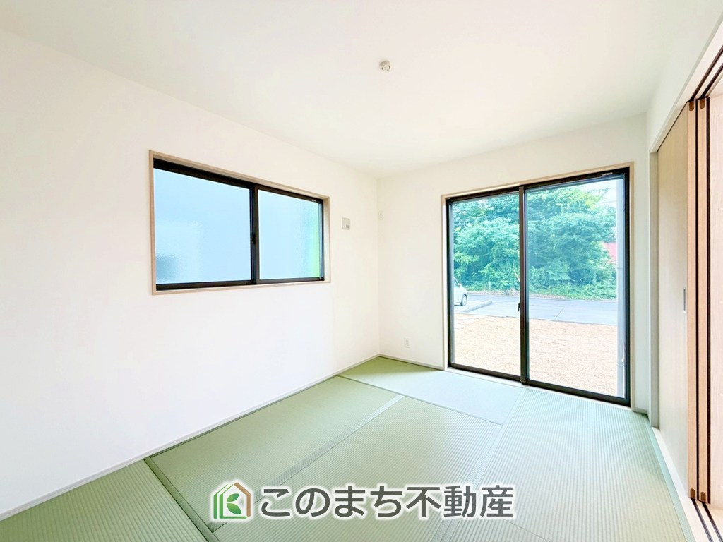 いろどりアイタウン那須塩原市埼玉23-P1の和室|お子様のお昼寝にも便利な和室です。大きな窓から暖かな日差しが差し込みます♪
