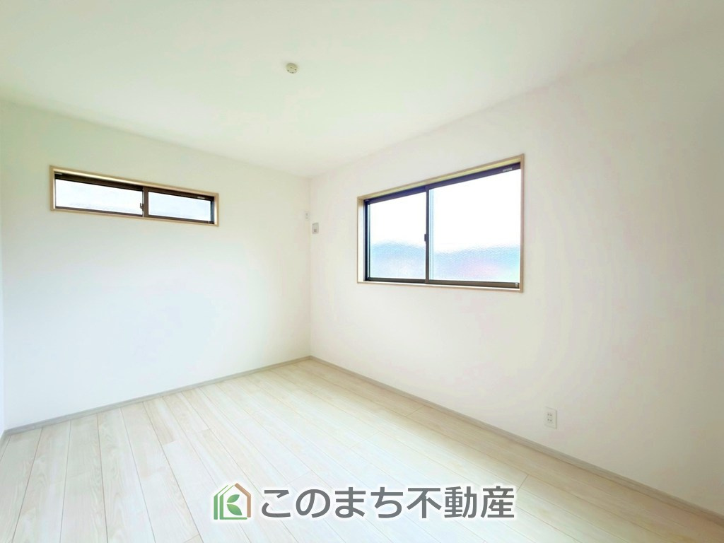 いろどりアイタウン那須塩原市埼玉23-P1の洋室|柔らかい陽光が差し込む明るいお部屋を演出する設計。彩光の取れる窓が気持ちの良いお部屋を創り上げます。
