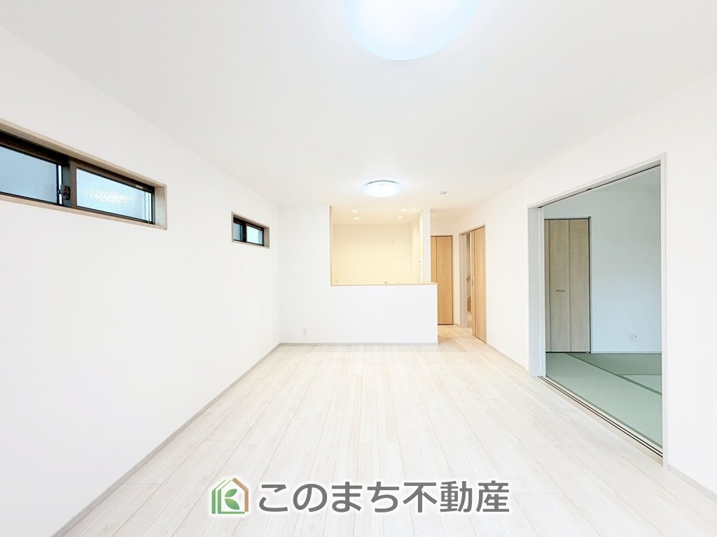 いろどりアイタウン那須塩原市埼玉23-P1の居間・リビング|オープンでのびやかな空間を生み出す、こだわりの広がりとゆとり。家族と過ごす時間を大切にしたい方にぴったりの明るくゆとりある住空間です。
