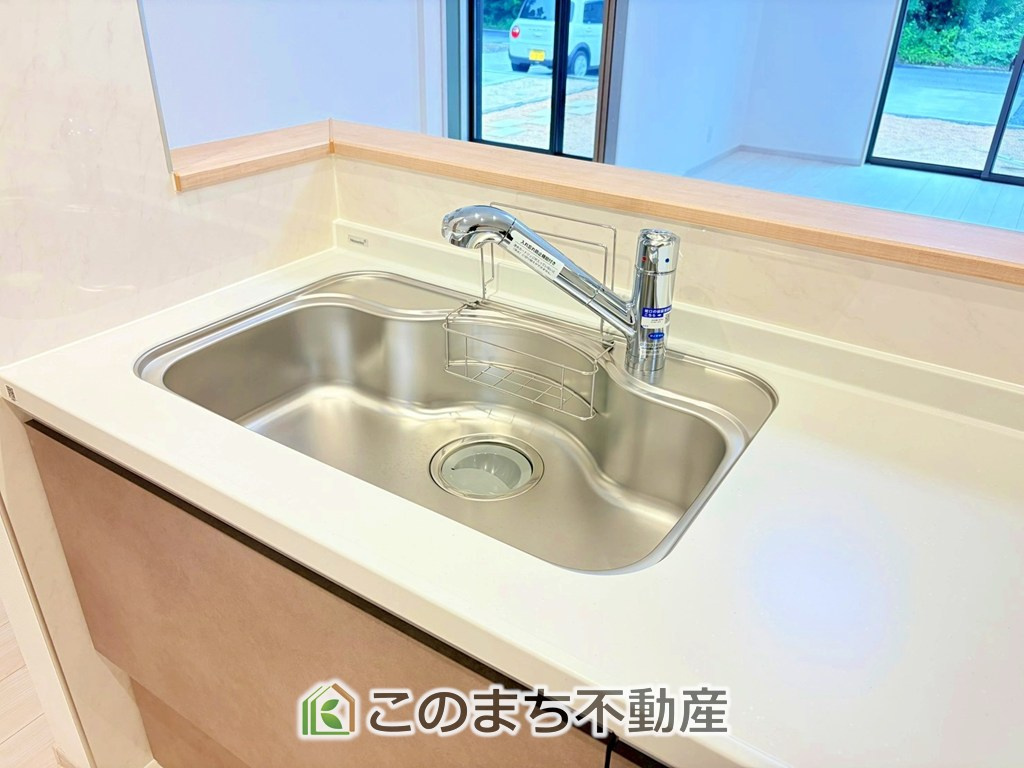 いろどりアイタウン那須塩原市埼玉23-P1の設備|ビルトイン型浄水器を内蔵したキッチン水栓。お米を研いだり、野菜を洗ったりするときなど用途に応じてワンタッチで浄水に切り替えが可能です。カートリッジ式なので、フィルターを簡単に交換する事が出来ます。
