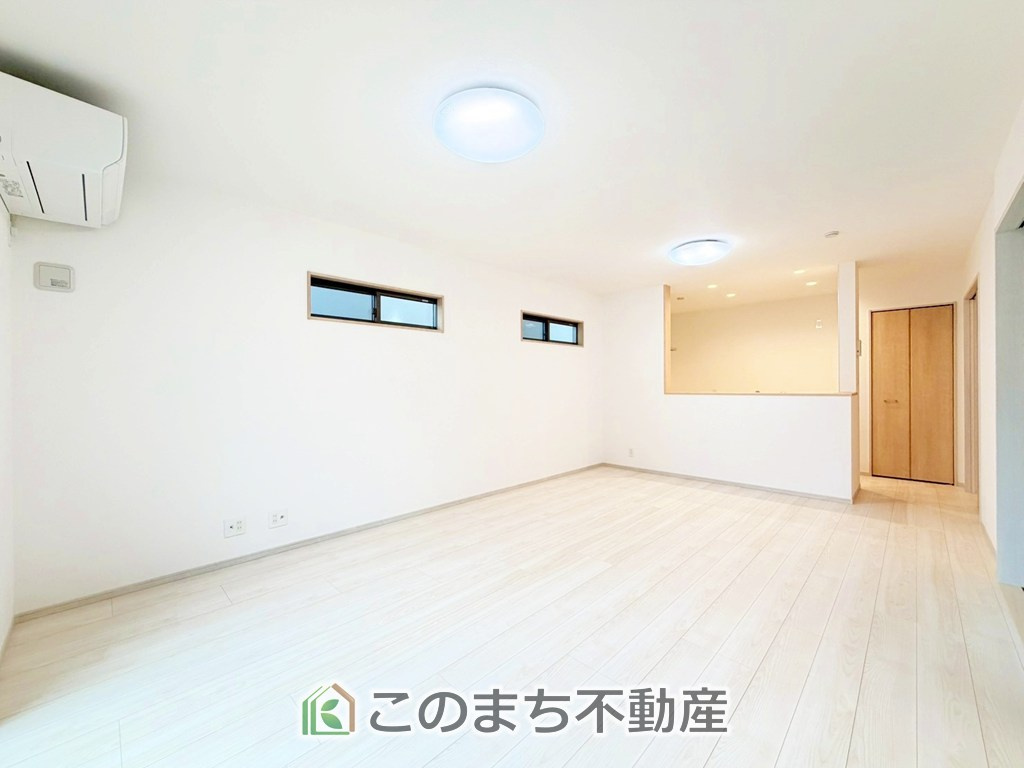 いろどりアイタウン那須塩原市埼玉23-P1の居間・リビング|"ＬＤＫは家族団欒スペースとしては十分な広さです！
大きいダイニングテーブル、カウチ付きソファ、大型ＴＶも気兼ねなく配置可能！！"
