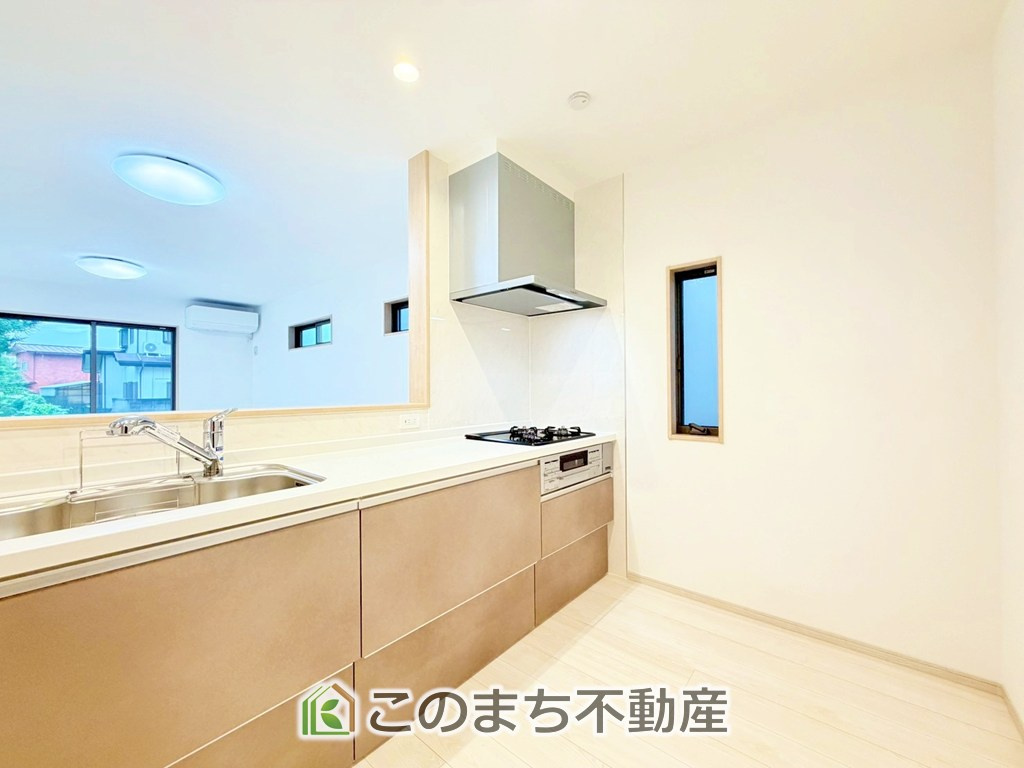 いろどりアイタウン那須塩原市埼玉23-P1のキッチン|"お洒落なホワイト天板のペニンシュラキッチンを採用しております。
浄水器内蔵の水栓です♪"
