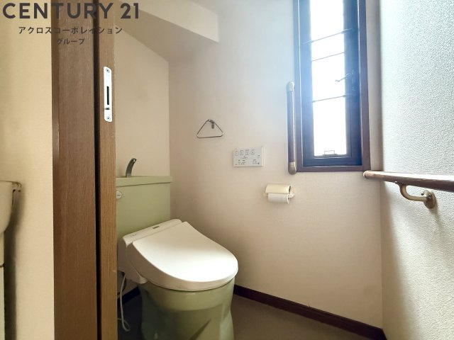 シンプルで掃除のしやすいトイレです♪