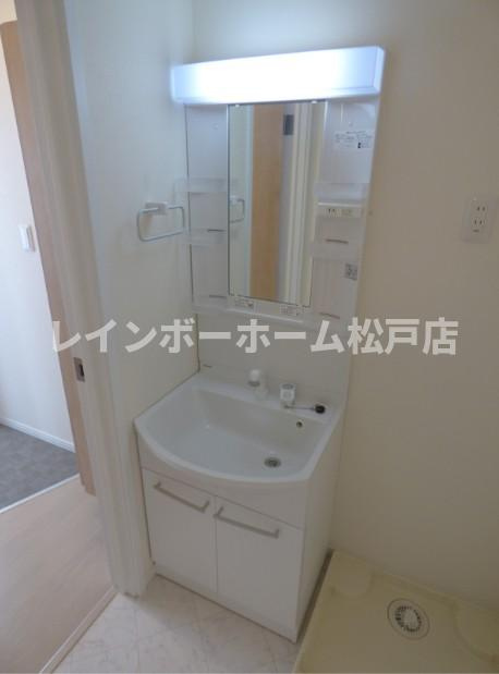 特典：仲介手数料が無料です!!の洗面所|スペースが確保できる洗面所です