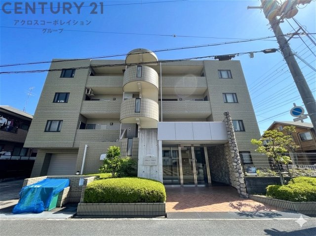 オートロックで外部の人間が簡単に出入りできないため安心です。