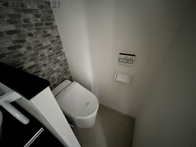 温水洗浄便座付きのトイレです♪