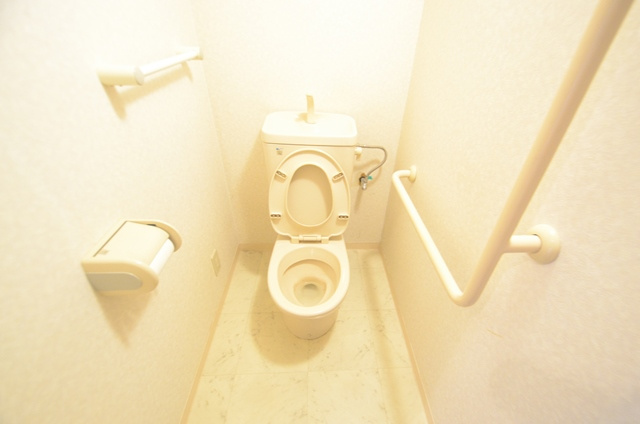 温水洗浄便座付きのトイレです♪