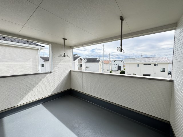 クレイドルガーデン前橋市大利根町第３　１号棟のバルコニー|【イメージ画像】広々したインナーバルコニー！急な雨でも洗濯物が濡れません。