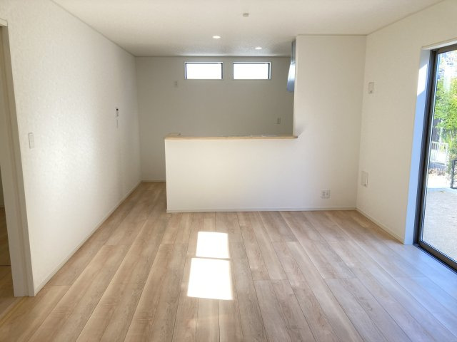 クレイドルガーデン前橋市大利根町第３　１号棟の居間・リビング|【イメージ画像】ゆったり過ごせる16帖リビングです
人気の対面式キッチンを配した空間はお好みの家具も合わせやすく、家族がくつろぐ快適な空間造りをサポート。窓からは明るい陽光が差し込みます。
