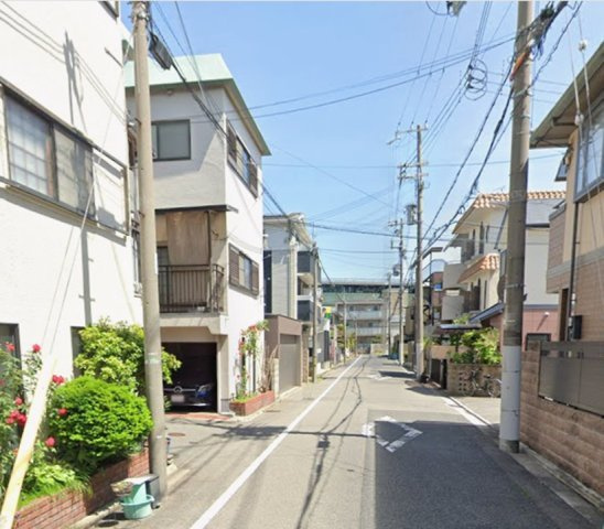 甲子園洲鳥町の駐車場|雨の日も安心なビルトインガレージ
