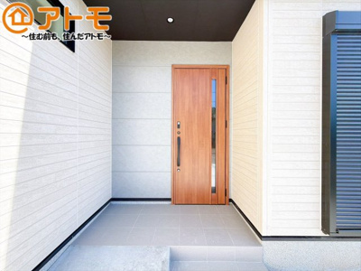 【玄関】 | 御殿場市竃01期　新築一戸建て　全1棟 | 落ち着いた色合いの玄関はダブルロックで防犯性に優れた仕様になっています♪