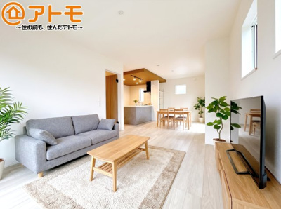 【居間・リビング】 | 御殿場市竃01期　新築一戸建て　全1棟 | 広々と開放的なLDKは、家族が自然と集まる広さ♪お子様のリビング学習にもピッタリ♪