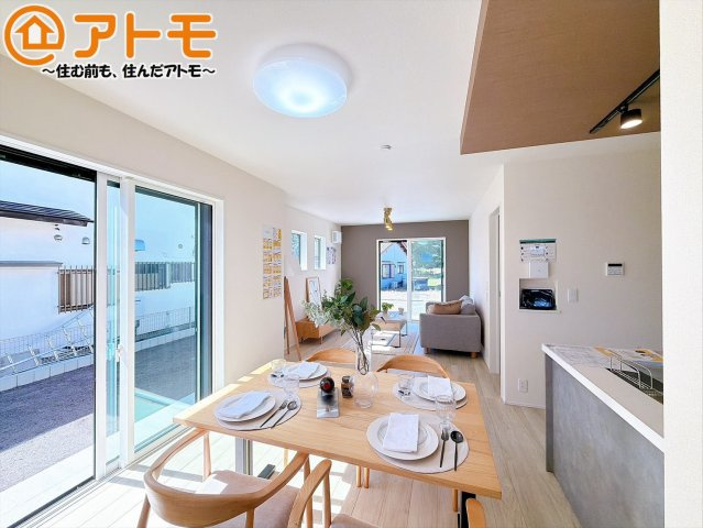 【居間・リビング】 | 御殿場市竃01期　新築一戸建て　全1棟 | 広々と開放的なLDKは、家族が自然と集まる広さ♪お子様のリビング学習にもピッタリ♪