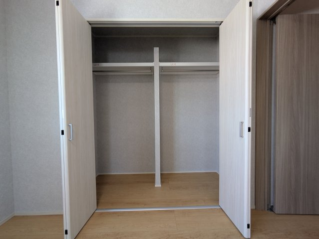 【トーヨーホーム売主/完成済】岩崎町神明Ⅲ Ｂ分譲の収納|2階洋室　南側洋室6帖　クローゼット