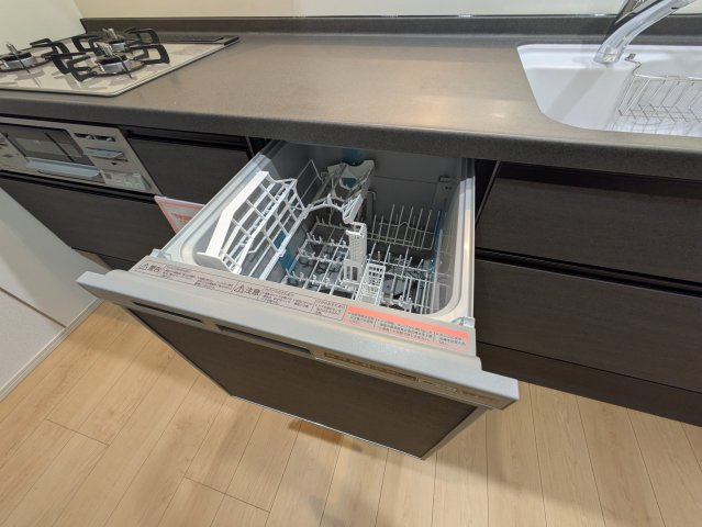 【トーヨーホーム売主/完成済】岩崎町神明Ⅲ Ｂ分譲のキッチン|食器洗浄乾燥機
容量：約5人分
収納量：約40点