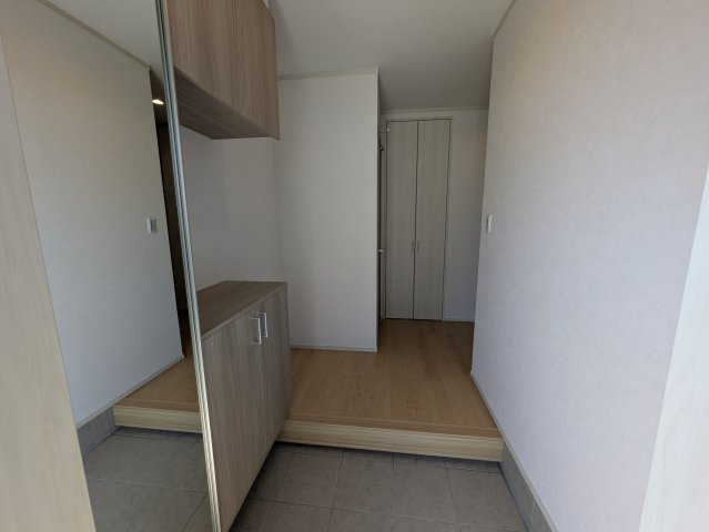 【トーヨーホーム売主/完成済】岩崎町神明Ⅲ Ｂ分譲の玄関|大容量のシューズ収納棚（YKK AP)を設置
玄関ドアは、LIXIL 遮熱断熱ドア　ジエスタ2使用
