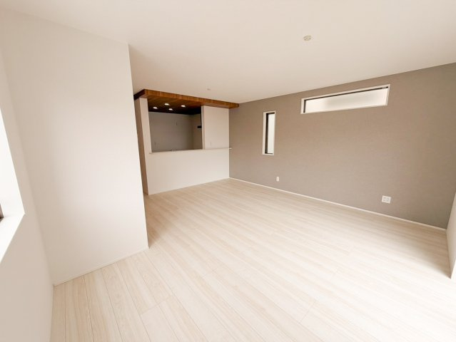 宜野湾市野嵩新築戸建て1号棟の居間・リビング|18.5帖リビング
明るく開放的な、広い空間となっています。