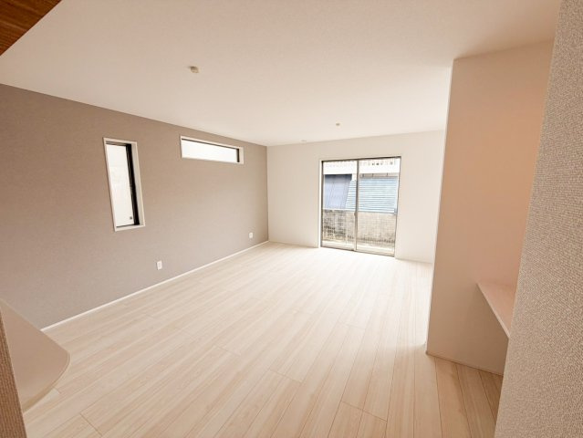宜野湾市野嵩新築戸建て1号棟の居間・リビング|18.5帖リビング
高窓、小窓がアクセントのリビングとなっています。