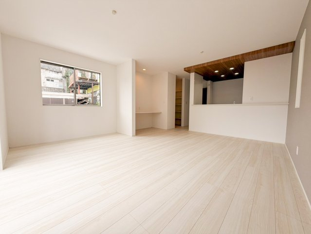 宜野湾市野嵩新築戸建て1号棟の居間・リビング|18.5帖リビング
家具の配置がしやすい、つくりとなっています。