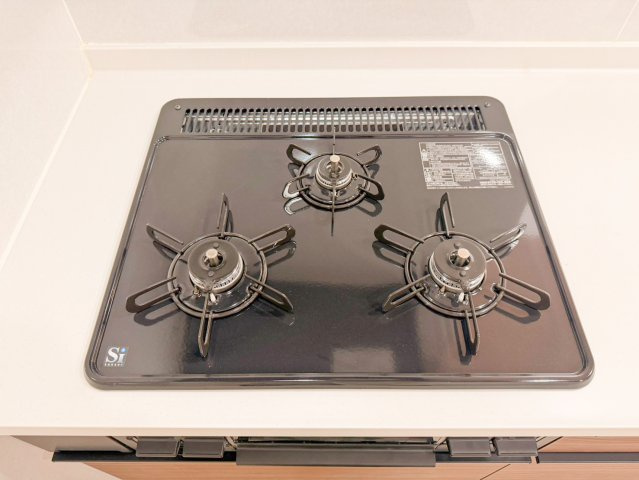 宜野湾市野嵩新築戸建て1号棟のキッチン|料理の幅も広がる3口コンロとなっています。