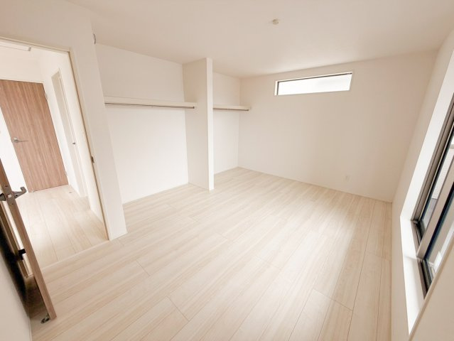 宜野湾市野嵩新築戸建て1号棟の居間・リビング|8帖洋室
大容量のファミリークローゼット完備で、見せる収納としてもいいですね。