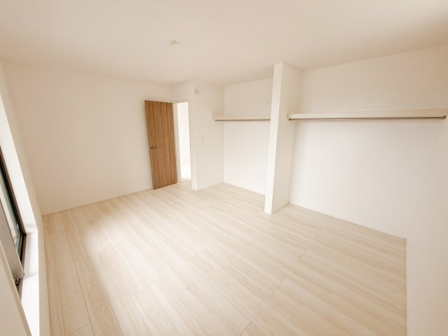 宜野湾市野嵩新築戸建て1号棟のその他|8帖洋室ゆとりある8帖の洋室は、大きなベッドを置いても十分な広さのある空間です