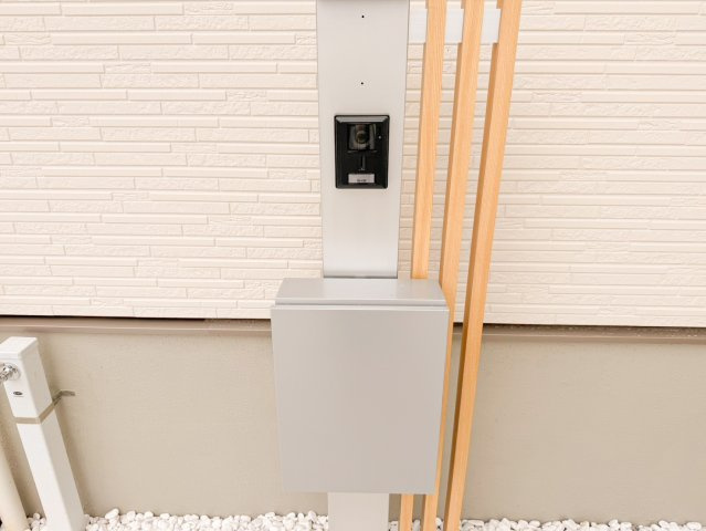 宜野湾市野嵩新築戸建て1号棟の防犯設備|宅配ボックス、インターホン設置されています。