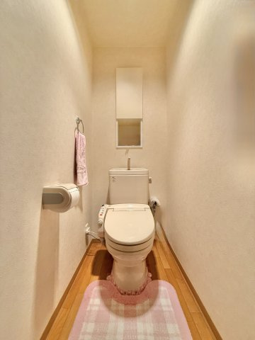アーバンライフ佐藤のトイレ|白を基調としたトイレは、清潔感がありホッとする空間です。