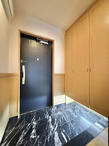 アーバンライフ佐藤の玄関|一歩中に入ると広がる広々とした玄関！