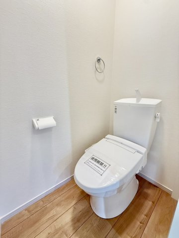 神戸市西区玉津町高津橋のトイレ|白で統一された空間が清潔な印象を与えてくれます♪