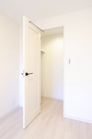 藤和千歳船橋ホームズの洋室|藤和千歳船橋ホームズ：約６．５帖の洋室にはウォークインクローゼット・窓が付いております！